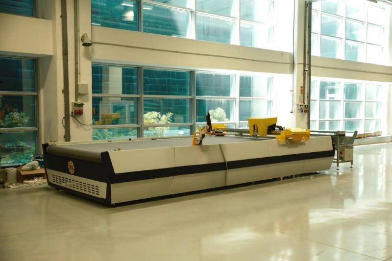 Yüksek Hizli Cnc Kesi̇m Maki̇nesi̇ Konveyörlü