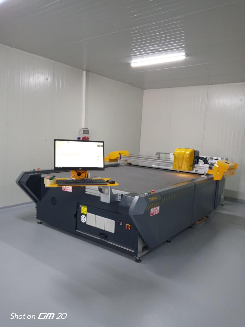 YÜKSEK HIZLI CNC KESİM MAKİNESİ KONVEYÖRLÜ