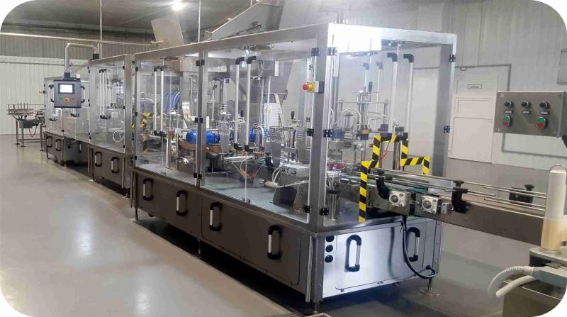 BOTTLE FILLING MACHINE WITH CONVEYOR