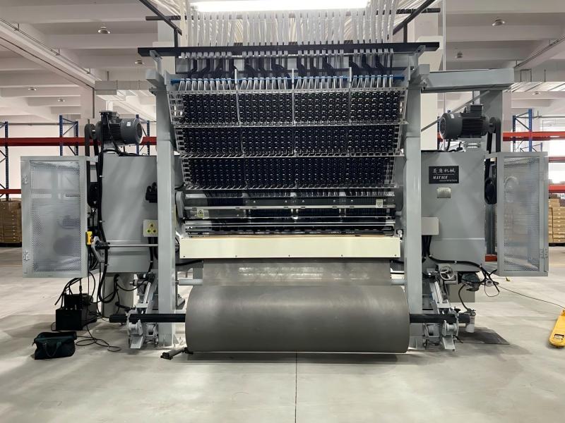 Carpet tufting machine