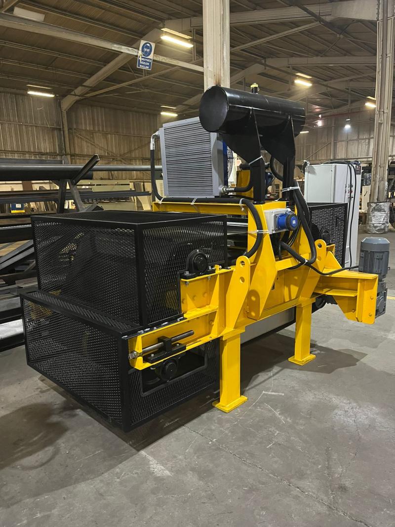 ELECTROMAGNETIC BELT SEPARATOR WITH AUTOMATIC CLEANING