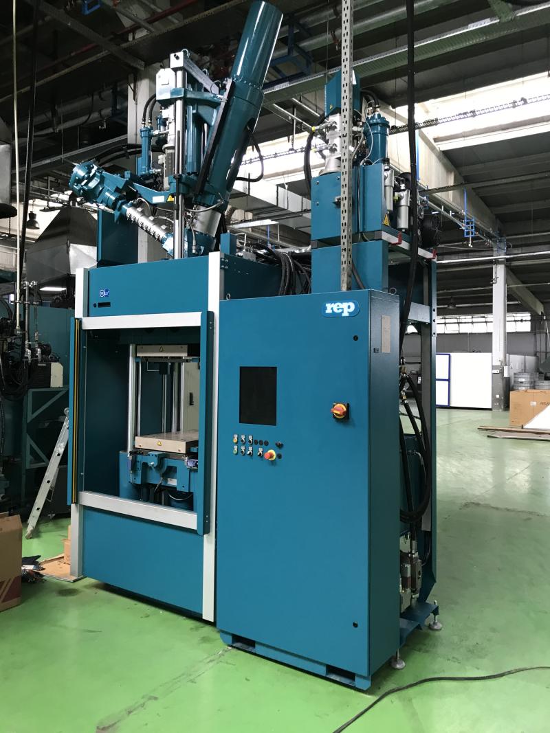 INJECTION MOLDIND MACHINE