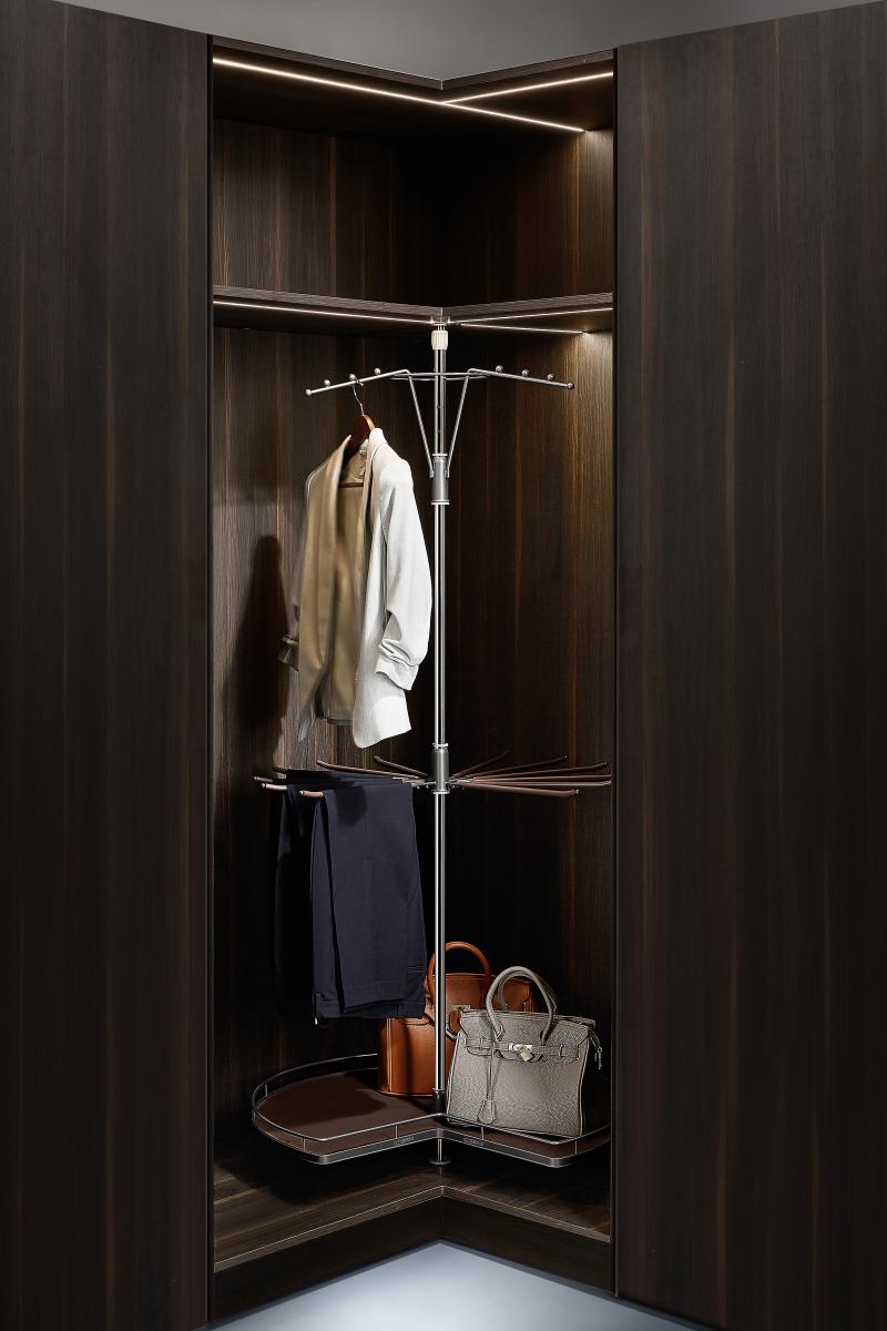 Rotating corner wardrobe hanger